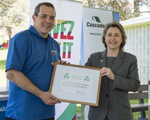 Remise de l'attestation Carboresponsable par Mme Manon Laporte à M. Patrice Cordeau, directeur du service de développement durable aux Jeux d'été du Canada 2013 - Sherbrooke