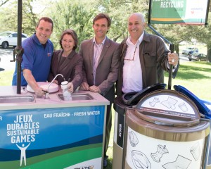 Patrice Cordeau, directeur du service de développement durable des Jeux d'été du Canada 2013 - Shebrooke, Manon Laporte, PDG d'Enviro-accès, Carl Blanchet, directeur corporatif chez Cascades et Pierre Morency, président du Conseil régional de l'environnement de l'Estrie.