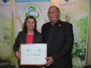 Mme Manon Laporte, présidente-directrice générale d'Enviro-accès et M. Réal Veilleux, conseiller municipal à la municipalité de Lambton