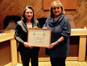 Mme Manon Laporte, présidente-directrice générale d'Enviro-accès et Mme Jocelyne G. Deswarte, mairesse de la municipalité de Saint-Mathias-sur-Richelieu