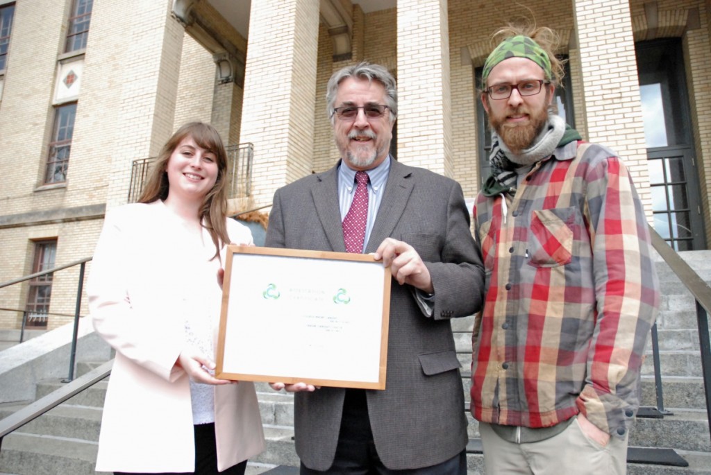 Stéfanie Rondou-Pontbriand, d'Enviro-accès, a remis officiellement l'attestation Carboresponsable® à messieurs Gilbert Héroux, directeur général du Collège André-Grasset, et Alexandre Beaudoin, biologiste et conseiller en environnement et développement durable au Collège.